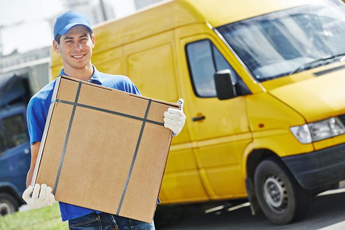 关键词:快递物流广告图片素材微笑的男士汽车包装箱产品交易送货上门